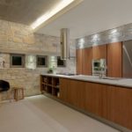 Smilšakmens dekoratīvs akmens virtuvē
