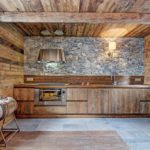 Dekoratívny kameň v kuchyni v drevenom dome s podšívkou