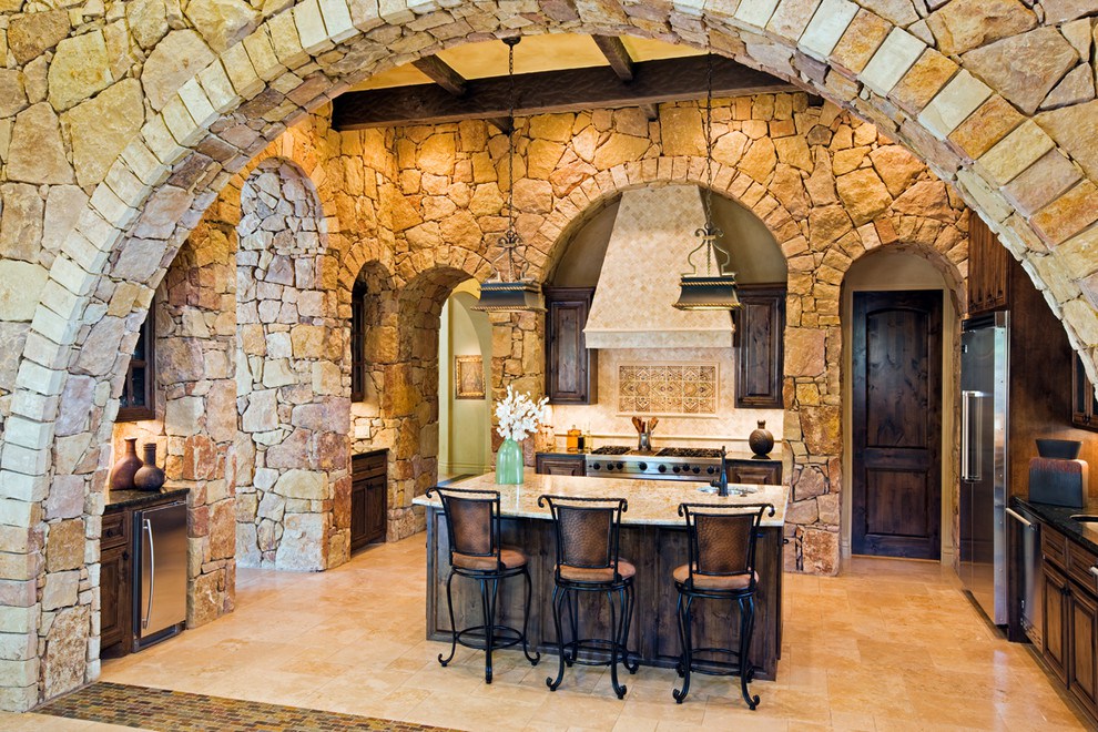 dekoratīvs akmens viduslaiku virtuves rotājumā