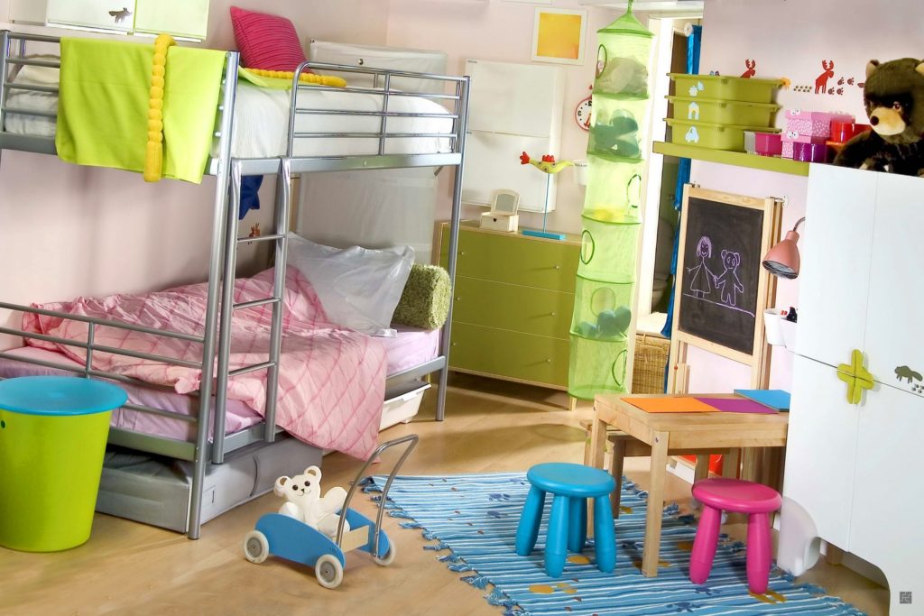 Dizajn detskej izby pre dve bisexuálne detské poschodové postele