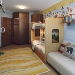 Návrh dětského pokoje pro dvě heterosexuální děti spojené postele ve dvou úrovních