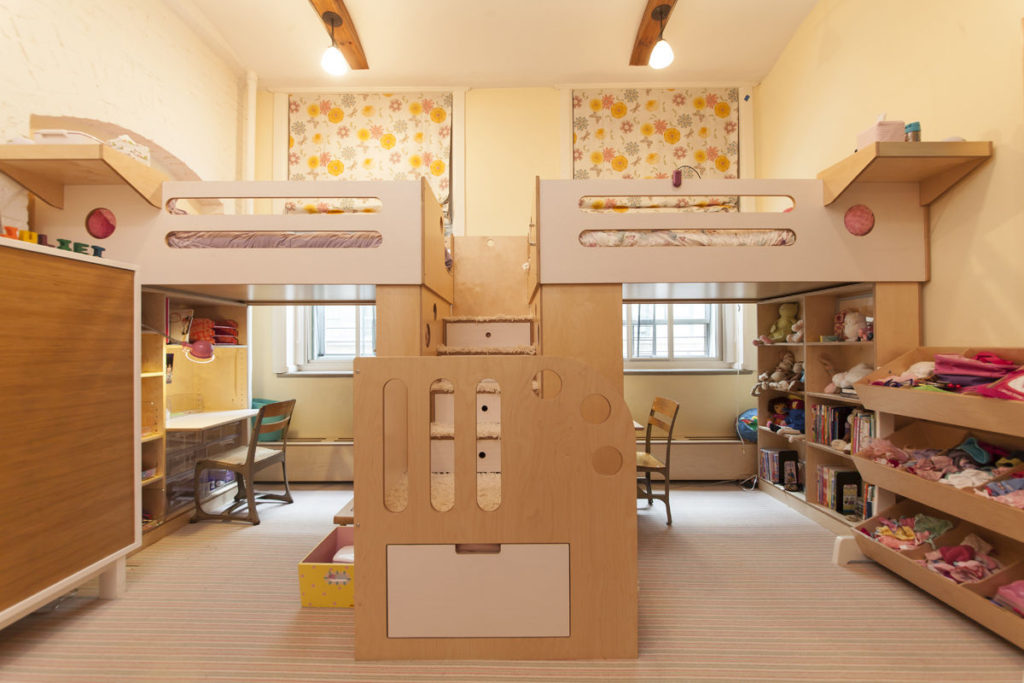 Lastenhuoneen suunnittelu kahdelle heteroseksuaaliselle lapselle, sänky pöydän yläpuolella.