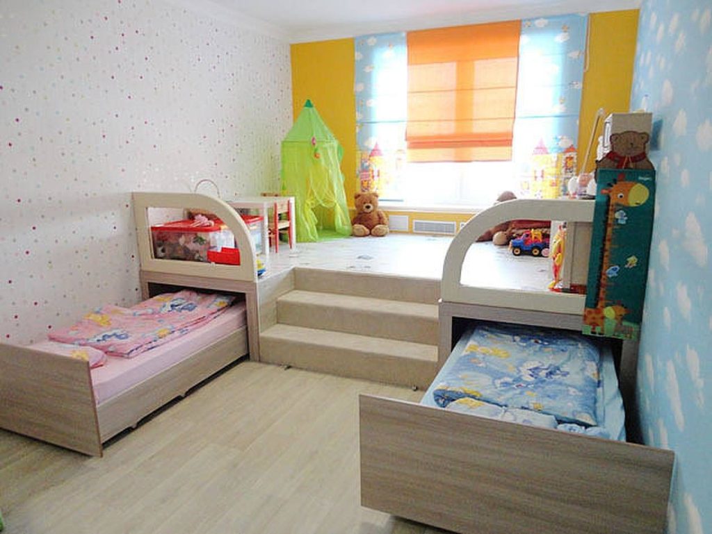 Projeto de um quarto infantil para duas crianças heterossexuais transformando camas