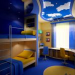 Dizajn detskej izby pre dve heterogénne detské postele na dvoch poschodiach