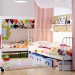 Design av et barnerom for to barn av forskjellig kjønn med en kalesje