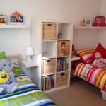 Projeto de um quarto infantil para duas crianças heterossexuais com um armário de cabeceira