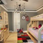 Projeto de um quarto infantil para duas crianças heterossexuais em um apartamento na cidade