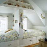 Progettazione di una camera per bambini per due bambini eterosessuali in soffitta con una partizione