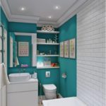 Design intérieur d'une salle de bain étroite avec étagères