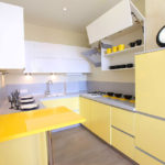 Virtuves dizains mūsdienīgā stilā, minimālisms un taisni leņķi.