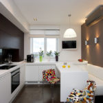 Modernaus stiliaus virtuvės dizainas su poilsio kambariu bute