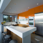 Design kuchyně v moderním stylu s integrovanými spotřebiči