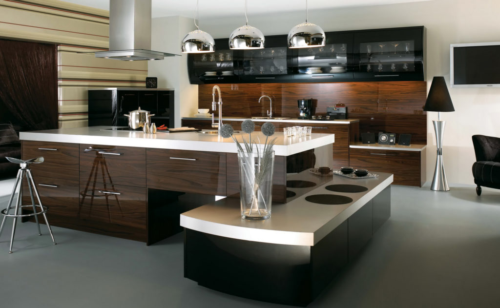 Modernus aukštųjų technologijų virtuvės dizainas.