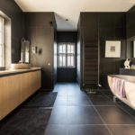 Σχεδιάστε ένα ευρύχωρο μπάνιο σε μια ιδιωτική κατοικία