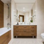 Design koupelny 6 metrů čtverečních mramoru a dřeva