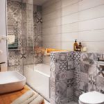 Design salle de bain 6 m² ornement carrelé