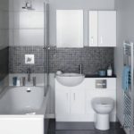 6 kv.m vannas istabas dizains ar spīdīgām, melnām grīdas flīzēm