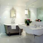 Salle de bain design 6 m² avec décoration murale en marbre