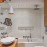 Design koupelny 6 m2 s vanou a širokým zrcadlem