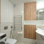 Design koupelny 6 m² s vestavěnými skříněmi