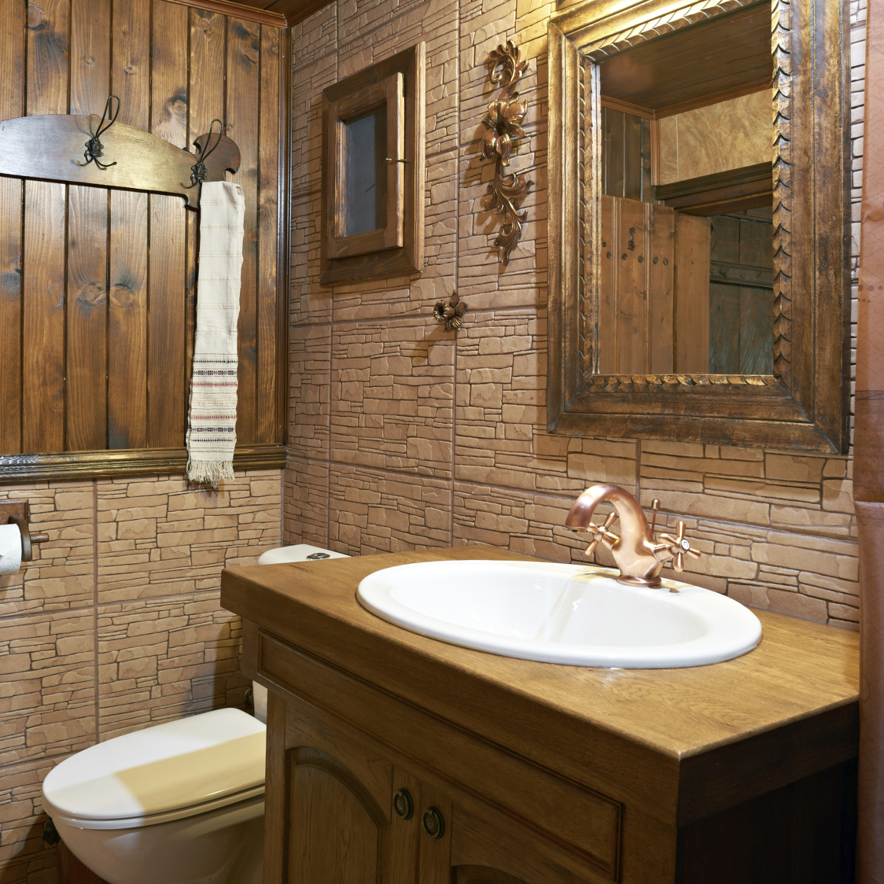 6 kv.m vannas istabas dizains ar dekoratīvo akmeni
