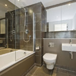 Vannas istabas dizains ar piekārtu skapi zem spoguļiem