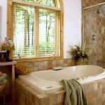Ontwerp van een badkamer in een privé-art-decohuis met keramische tegels