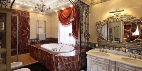 Σχεδιασμός μπάνιου σε ιδιωτικό μπαρόκ σπίτι και πλακάκια γρανίτη