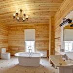 Ο σχεδιασμός του μπάνιου σε μια ιδιωτική επένδυση σπιτιού και λευκό κεραμίδι