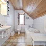 Design af et badeværelse i et privat hus