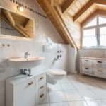High-tech dizajn privatne kupaonice od drveta i drva