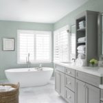 Design del bagno in una casa privata hi-tech con mobili