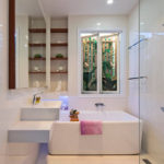 Biely hi-tech dizajn súkromnej kúpeľne