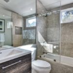 Diseño de baño en sótano privado de alta tecnología.