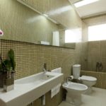 Diseño de un baño en una casa privada; azulejos y sanitarios blancos