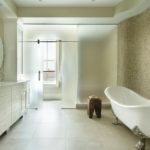 Ontwerp van een badkamer in een privéwoning; betegeld en matglas
