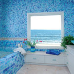 Design af et badeværelse i et privat hus; fliser i ultramarinfarver