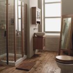 Návrh kúpeľne v súkromnom podkrovnom dome s keramickými obkladmi