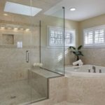 Návrh kúpeľne v súkromnom dome mramorové triesky a sklo