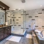 Projeto de um banheiro em uma casa particular com um azulejo e um conjunto de móveis