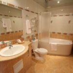 Ontwerp van een badkamer in een privéhuis met keramische tegels