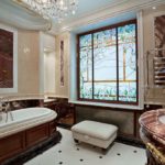 Diseño de un baño en una casa privada con vidriera