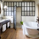 Badeværelse design i et privat hus med en skillevæg