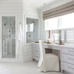 Vonios kambario dizainas privačiame name su kampiniu dušu