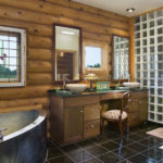 Disenyo ng isang banyo sa isang pribadong bahay na cabin ng log at makintab na tile