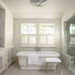 Projekt łazienki w prywatnym domu w białych kolorach