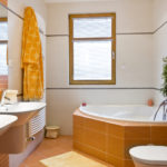 Privat badeværelse design i orange toner