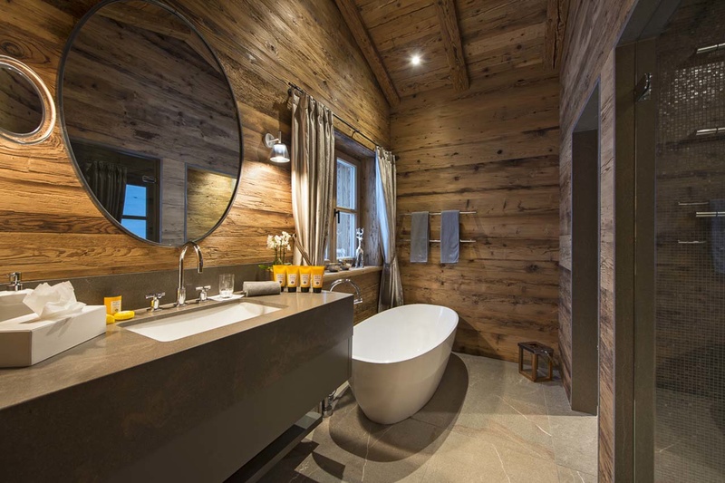 Badeværelse design i en hytte i træhus stil