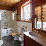 Diseño de un baño en una casa de troncos de madera.