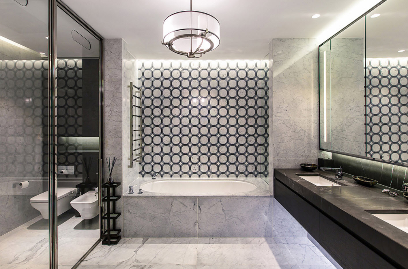 projekt łazienki z geometrycznymi wzorami toaletowymi
